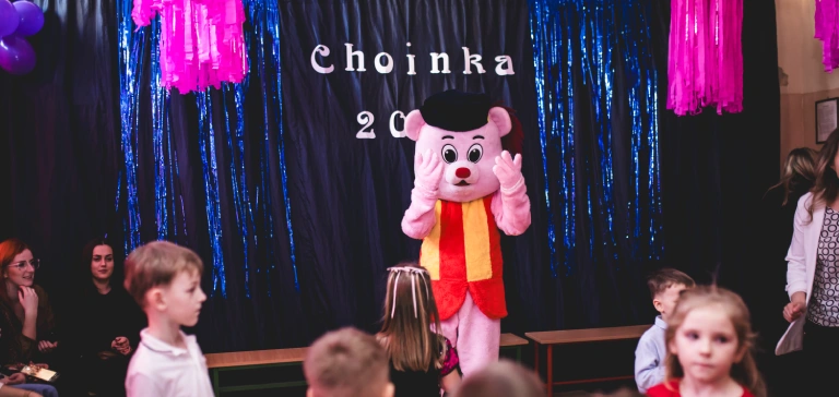 miś na&nbsp;zabawie szkolnej