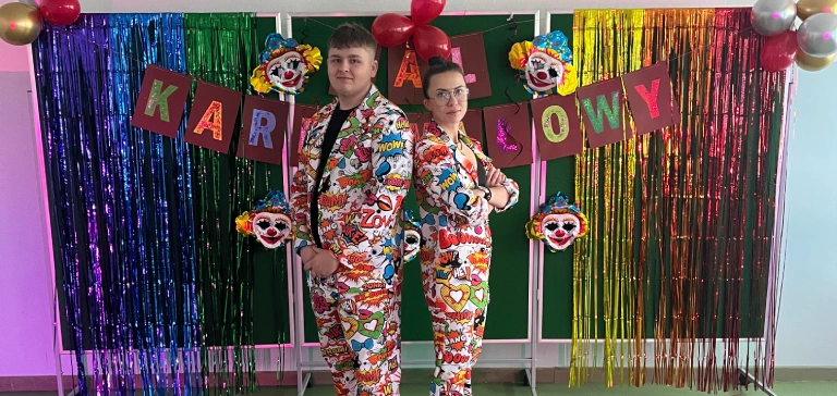 para w&nbsp;kolorowych garniturach