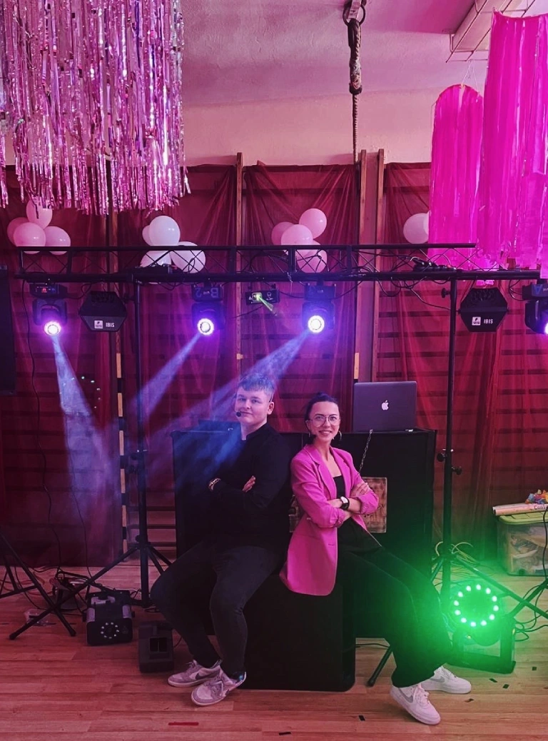 kobieta z&nbsp;mężczyzną na&nbsp;sali